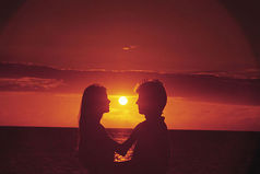 Сексом сейчас никого не удивишь. Нет там ничего особенного. Хочется старомодной романтики: невинных поцелуев в сквере… проводов до дома и долгих разговоров в подъезде… и чтоб обязательно с крепкими объятиями… ласковых SMS утром и вечером… приятных подарков…   и выходных с прогулками в парке и каруселями …