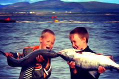 Умная женщина всегда отпустит на рыбалку своего мужа! А мудрая женщина - ещё и с детьми!