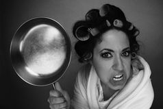 Пьяный муж возвращается ночью домой. Открывает дверь, перед ним стоит жена, в руке сковородка. Муж: 