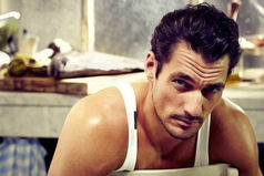 Захожу на кухню и вижу мужа - дергается в конвульсиях, держась за электрический чайник. Хватаю швабру и сильно ударяю его по руке, чтобы оторвать от электрического прибора. Сломала и швабру и руку ему. Позже выяснилось, .......что он, бл#ть, слушал музыку в наушниках.... и пританцовывал!