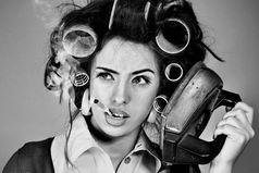 В субботу  наши  женщины  отдыхают  по  системе -  всё  включено!!! Включена  стиральная  машинка,  духовка,  пылесос,  утюг... .. компьютер !!!