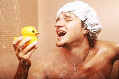 Женщина во время чистки зубов успевает … вымыть раковину, мыльницу, протереть кран и выключатель света. А мужчина … мужчина думает, что они не пачкаются.