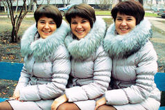 Чего это Серега заикаться стал после свадьбы? У жены мать оказалась из близнецов-тройняшек.  Он как три тёщи увидел.