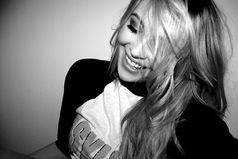 Интересно, улыбаешься ли ты на мои сообщения так, как я улыбаюсь на твои.