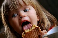 Одеться пока спичка горит?! Ха! Пока у маленького ребёнка не закончилась печенька – мама должна успеть помыться, одеться, покушать и посуду помыть… Армия отдыхает в сравнении с декретом