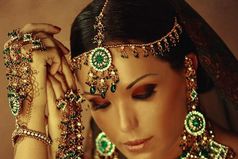 на востоке женщины занимаются домом и семьей, но не работают! на западе женщины занимаются карьерой, но ничего не делают дома ! ну почему у нас женщины делают всё и сразу и везде ?