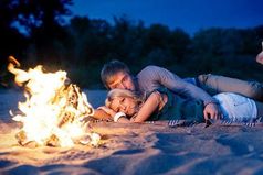 Ты можешь искупать женщину в озере из алмазов,  но запомнит она поцелуй в шею у костра.