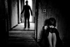 Девочки, запомните! Бьет - значит...  Статья 111, 112, 115 и 116 УК РФ! И ни какая это не любовь!