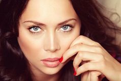 У моей жены - идеальный слух, она, даже слышит,  как на мою карточку приходят деньги!