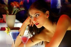 У меня муж гулять начал! Каждый день по барам, по кабакам, по ресторанам. Меня ищет!