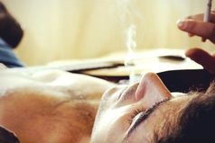 Никто не отдыхает так сосредоточенно и эффективно,  как муж, у которого жена с ребёнком ушла к подруге на пару часов.