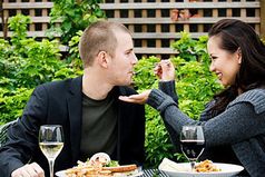 Симпатичный мужик - как породистый хомяк. Ты им гордишься, берешь домой, даешь ему лучшую еду, а потом оказывается, что гадит он в душу так же,  как и не породистый/