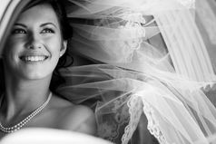 Настоящая женщина должна побывать замужем три раза:  первый - для шока, второй - для шика, третий - для чека.