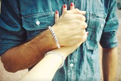 Бывает, держишь человека за руку и тебе больше ничего не надо. Ни поцелуев, ни слов. Тебе просто спокойно, тепло и легко.