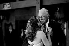 Мой папуля помогает мне худеть. Каждый раз, когда он застукивает меня ночью с едой у холодильника, как про между прочим говорит: 