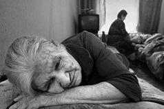 Мать уйдет, в душе оставив рану. Мать умрет, и боли не унять. Заклинаю: берегите маму! Дети мира, берегите мать!