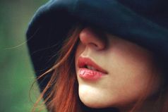 Кидаю записки с номером телефона сына, в капюшоны понравившихся мне девушек.