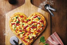 Научился делать пиццу вкуснее, чем у мамы.  Теперь она со мной не разговаривает. Ох уж эти женщины