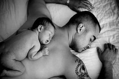 В интернете много фотографий, где папа и малыш спят в одинаковых позах. А вы видели такие фото с мамой? Нет! Потому что мамы не спят!