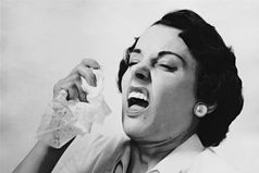 Втиснулась в набитый автобус. Чихнула. Пробормотала: Проклятая ЭБОЛА