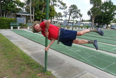 Стриптизерша в троллейбусе, держась за поручень, заработала восемьсот рублей.