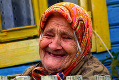 Сегодня сидела на остановке, что-то попало в глаз и я сосредоточено терла его. Рядом стояла бабуля божий одуван, заметила меня и сочувственно произнесла: Не плачь, доченька. Я в твои годы еще страшней, чем ты была и то вышла замуж!