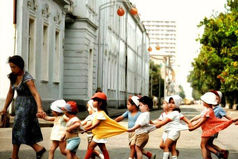 Дорожный знак. На нём написано: 