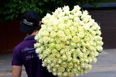 Иду сегодня по улице, слушаю музыку, настроение отличное, тут подбегает совершенно незнакомый парень и вручает мне букет цветов! Только вечером я узнала, что в городе проходил негласный флешмоб 