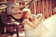 То, что мы испытываем, когда бываем влюблены, быть может, и есть наше нормальное состояние. Влюбленность указывает человеку, каким он должен быть.