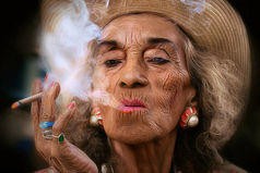 Я представляю свою старость так: кресло-качалка, сигарета, бокальчик шампусика и куча внуков, с охреневшими глазами, слушают «мемуары о бабушкиных похождениях»