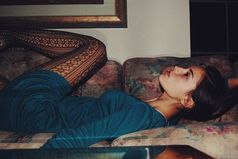 Это глупо, быть рядом с мужчиной, который вообще-то хороший, но все время вас обижает.