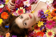 Только в «Одноклассниках»  все девушки усыпаны цветами и подарками. И то от подруг