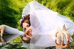 Такую страшную куклу посадили на эту свадебную машину. А нет, это невеста в люк высунулась