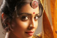 Почему в Индии самые крепкие браки? Да потому что на свадьбу мужу дарят ружьё, а женщине рисуют красную точку на лбу.