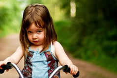 Только русская женщина может залезать в автобус,  держа в одной руке несколько сумок, а в другой ребенка на велосипеде!