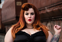 Если женщина весит 100 килограммов, бог думает,  что она уже нашла свою половинку и никого ей не посылает.