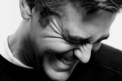 Заглянул в свой гороскоп: здоровье - звёзды улыбаются тебе,  любовь - звёзды улыбаются тебе,  деньги - звёзды просто умирают со смеху!