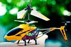 Не важно сколько вашему мужчине лет 5, 25, 35, 45. Подарите ему радиоупровляемый вертолет и он уссытся от счастья!