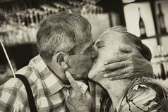 Я люблю смотреть на пожилые пары. Это дает мне уверенности, что кто-то действительно может любить навсегда.