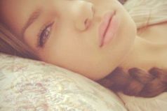 Не закрывай свои глаза - не оставляй меня в темноте.