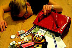 Решила в сумочке прибраться. Три раза вынесла ведро.