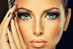 Косметика - это средство выглядеть моложе в старости и старше в молодости.