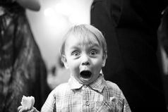 Работаю в детском саду. Иду с воспитанником, запинаюсь о ступеньку лестницы и лечу. МОЛЧА падаю на пол, МОЛЧА держусь за коленку, закрыв глаза от боли. А мальчишка смотрит на меня и выдает: 