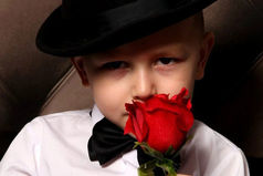 Сын весь вечер то шляпу на голову оденет, то кепку, то в плед замотает. На мой немой вопрос зачем? Он ответил 