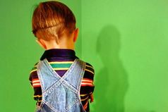 Сын сидит в углу - наказан и бормочет: 