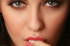 В любой, даже в самой сложной ситуации у женщины есть два выхода -  послать все на... или сходить туда самой.