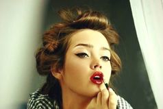 ЖЕНЩИНА перед зеркалом отчасти творец и художница. А  иногда и штукатур, и реставратор антиквариата!