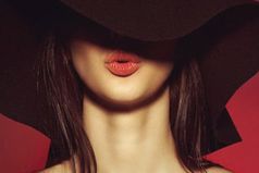 Улыбайтесь! Один хрен, ваши проблемы никого не волнуют.  И живите так, чтобы жизнь, пиная вас, сломала ногу!