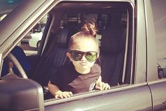 Девчонки, не грустите и улыбайтесь чаще, ведь мы с вами восьмое чудо света!