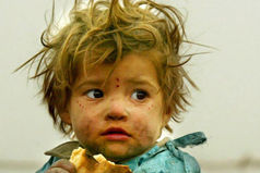 Мы жалуемся все на непогоду. За окнами то лето, то зима. Не гневайте ни Бога, ни природу: Ведь у других за окнами - война.